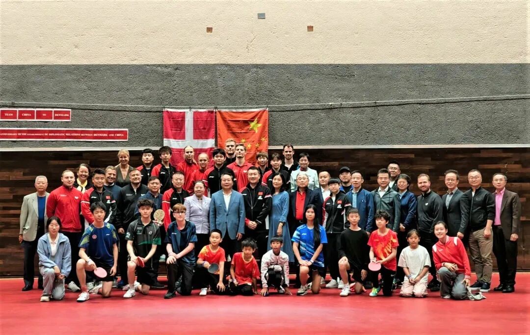 合影留念。中國駐丹麥大使館供圖