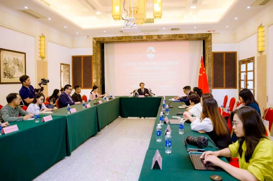 何煒大使在接受中越主流媒體聯(lián)合采訪(fǎng)。中國(guó)駐越南大使館供圖