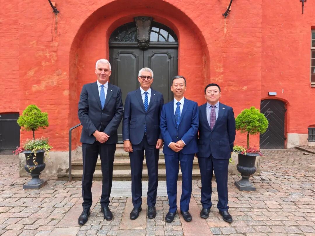 中國(guó)駐瑞典大使崔愛(ài)民與瑞典哈蘭省省督托恩貝里合影。中國(guó)駐瑞典大使館供圖