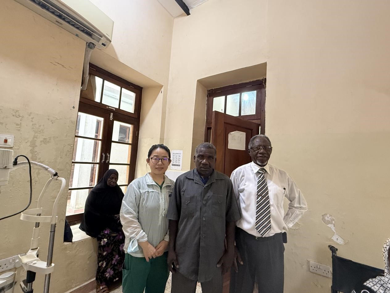 周石醫(yī)生與哈吉(右一)兄弟合影。中國援桑醫(yī)療隊供圖