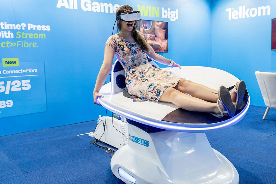 游客體驗動感視覺設(shè)備。 希拉茲·莫林攝