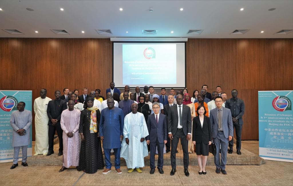 圖為與會(huì)嘉賓合影。中國(guó)駐塞內(nèi)加爾大使館供圖