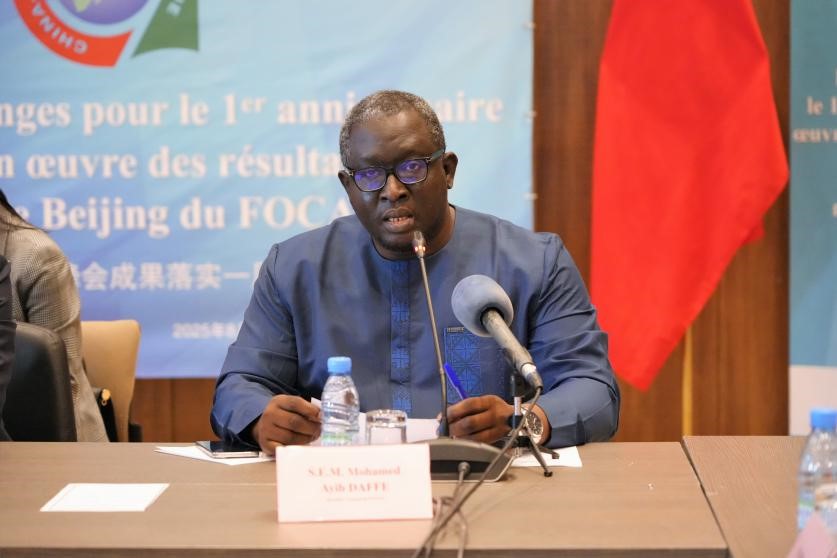 圖為塞執(zhí)政黨愛國黨總書記、國民議會(huì)愛國黨黨團(tuán)主席達(dá)菲致辭。中國駐塞內(nèi)加爾大使館供圖