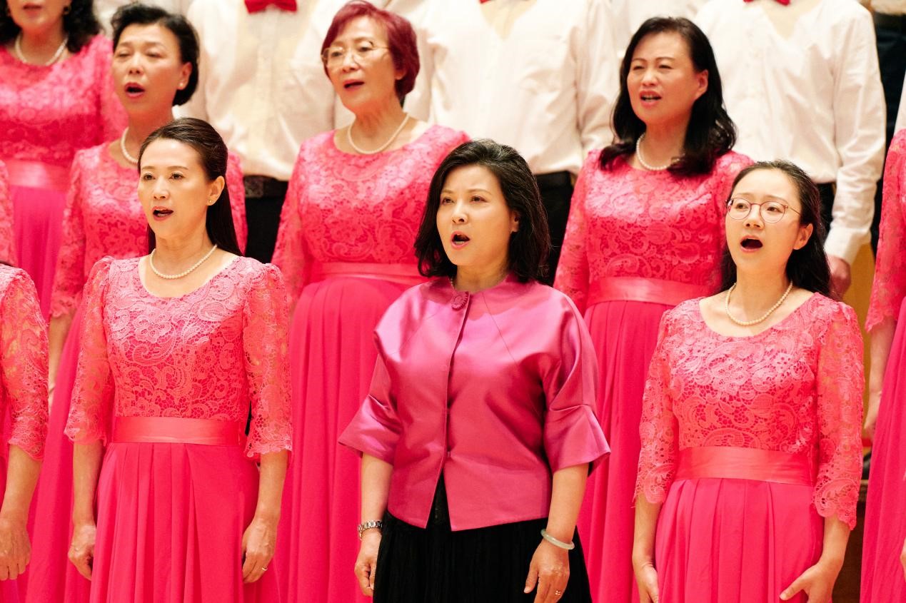 音樂會活動現(xiàn)場，中國駐英大使館合唱團成員參與合唱《保衛(wèi)黃河》以及《我的祖國》。楊浩鵬攝