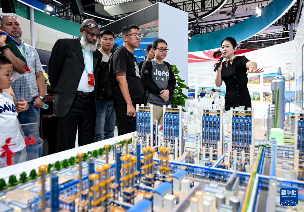 8月30日，嘉賓在第七屆中國—阿拉伯國家博覽會上了解寧夏煤制油項目。新華社記者 馮開華 攝