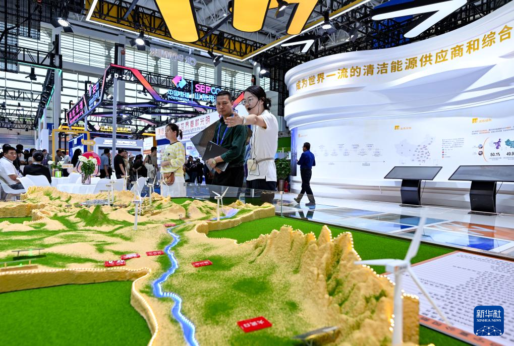 8月30日，嘉賓在第七屆中國—阿拉伯國家博覽會上了解新能源項目。新華社記者 馮開華 攝