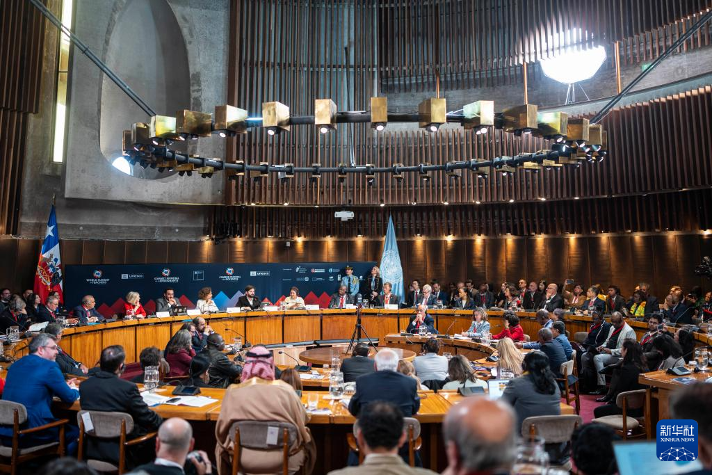 這是8月28日拍攝的在智利首都圣地亞哥舉行的首屆聯(lián)合國教科文組織世界教師峰會(huì)開幕式現(xiàn)場。新華社發(fā)（智利總統(tǒng)府供圖）