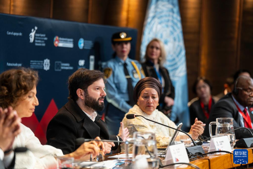 8月28日，智利總統(tǒng)博里奇（左二）在首都圣地亞哥舉行的首屆聯(lián)合國教科文組織世界教師峰會開幕式上致辭。新華社發(fā)（智利總統(tǒng)府供圖）