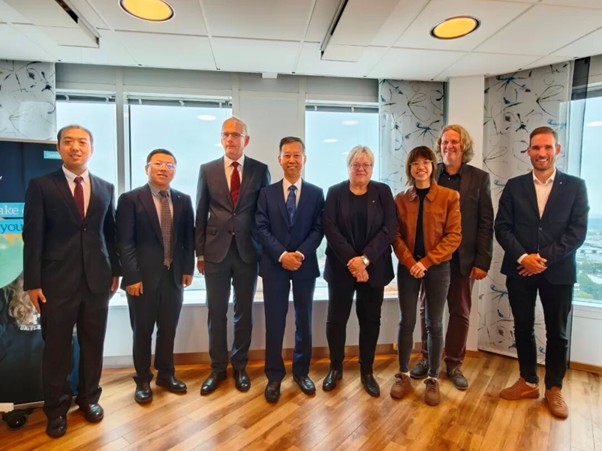 中國(guó)駐瑞典大使崔愛(ài)民會(huì)見(jiàn)瑞典哈姆斯塔德大學(xué)校長(zhǎng)約曼。中國(guó)駐瑞典大使館供圖