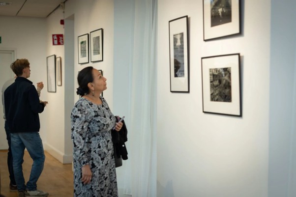 來賓觀賞“江邊山城”攝影展。斯德哥爾摩中國文化中心供圖