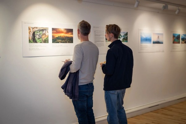 來賓觀賞“江邊山城”攝影展。斯德哥爾摩中國文化中心供圖