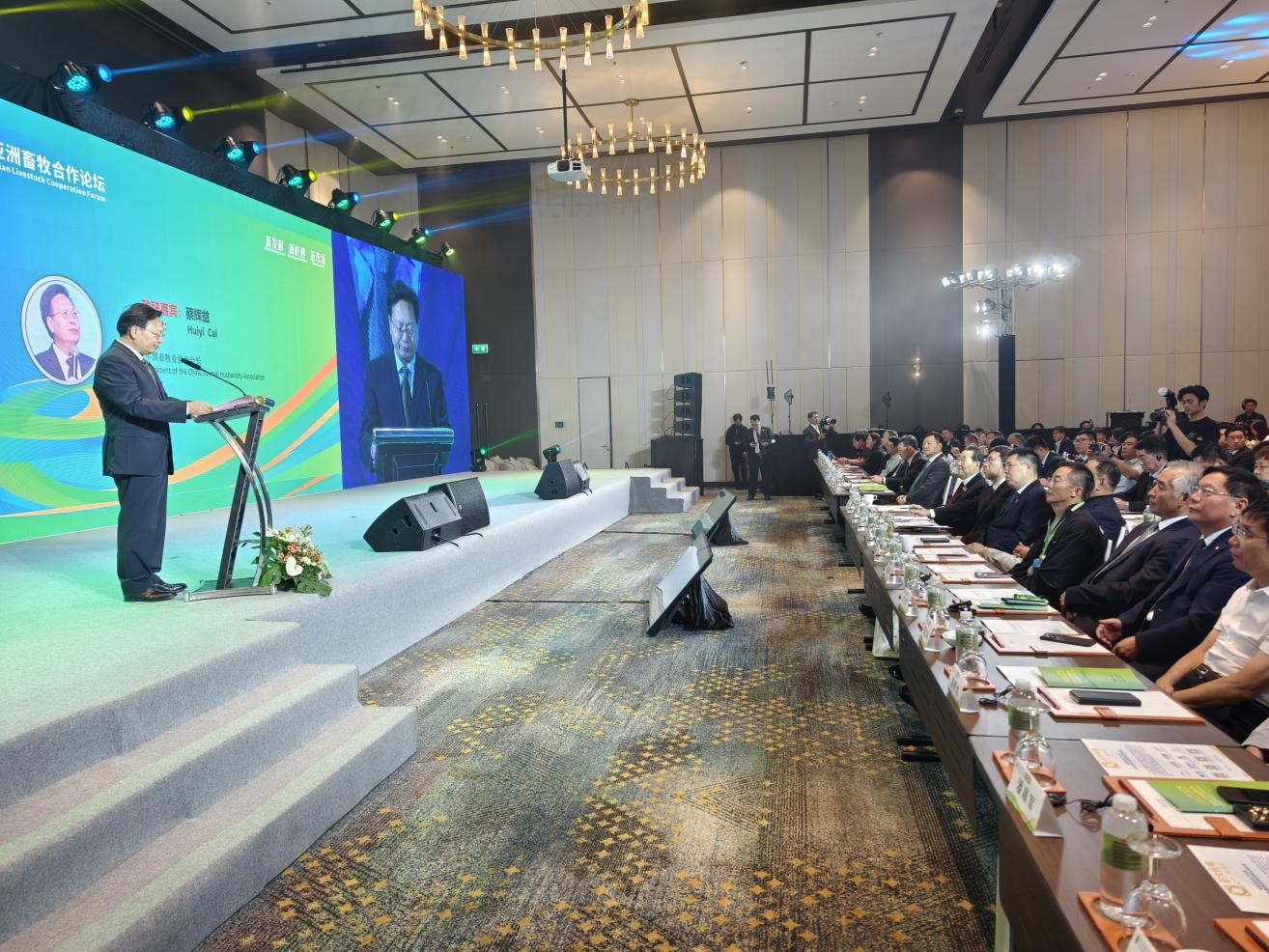 中國畜牧業(yè)協會會長蔡輝益發(fā)表致辭?；顒又鬓k方供圖