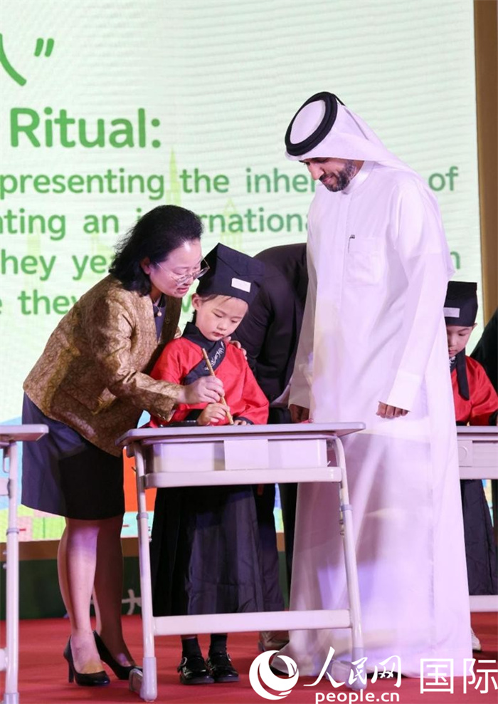 開筆書“人”儀式。人民網(wǎng)記者管克江攝