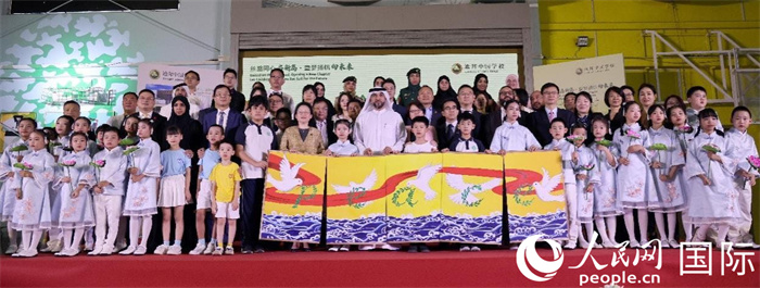 中阿嘉賓與師生代表合影。人民網(wǎng)記者管克江攝