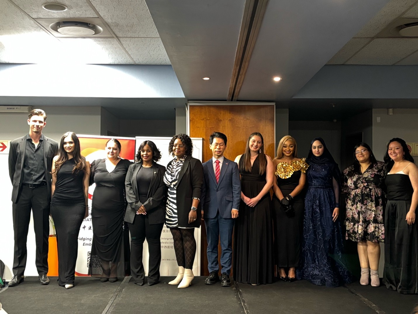 嘉賓與獲獎?wù)吆嫌?。非洲中醫(yī)及針灸學(xué)會供圖