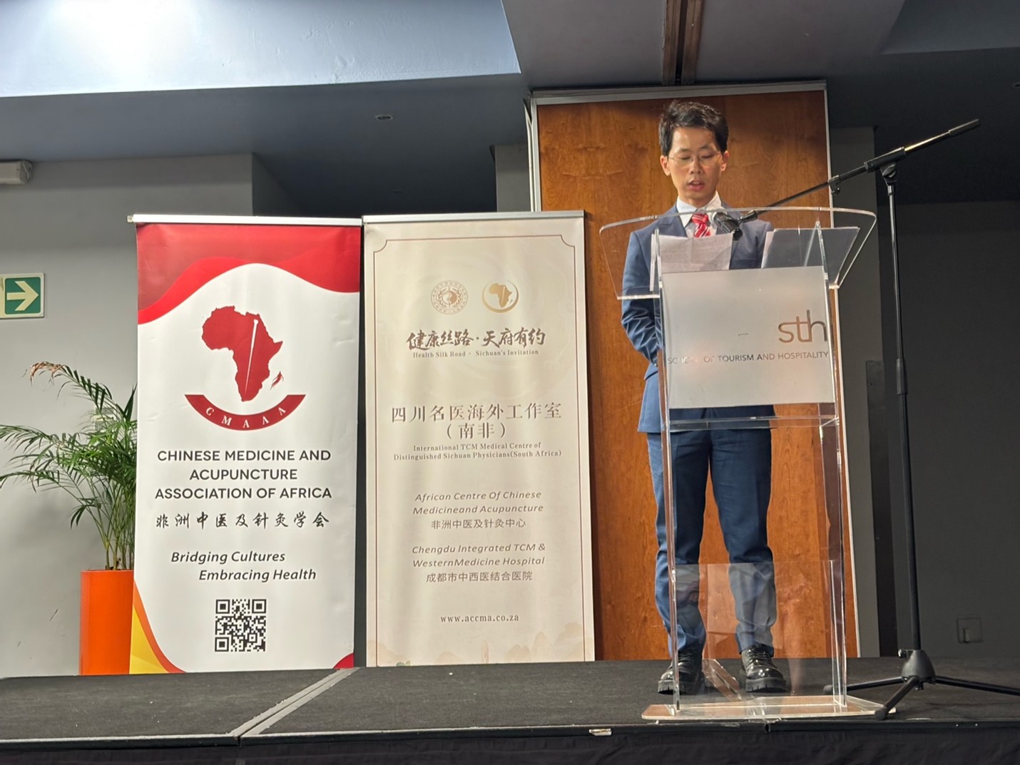 四川名醫(yī)海外工作室（南非）負(fù)責(zé)人胡紫景教授致辭。非洲中醫(yī)及針灸學(xué)會供圖