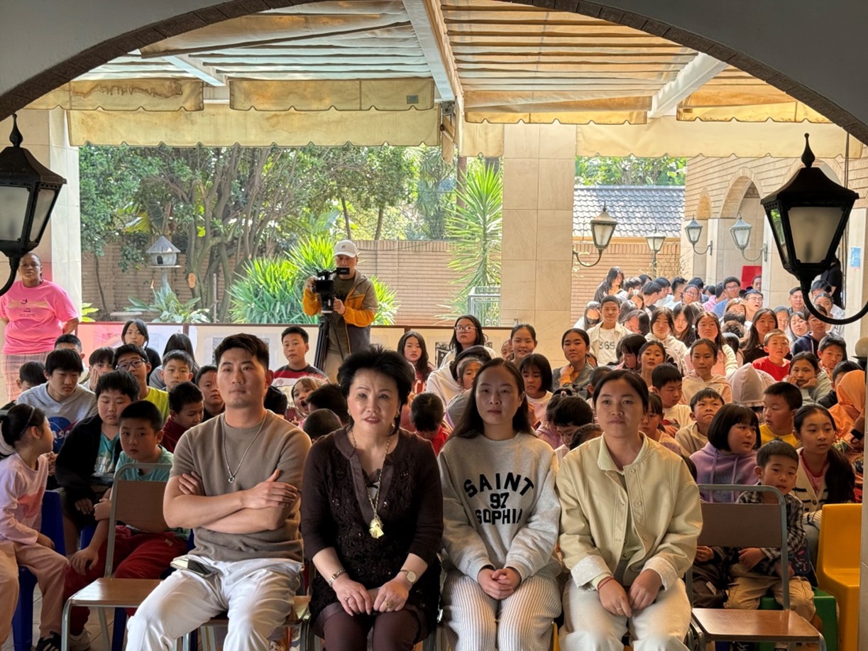 中文學校師生在照片展現場 。非洲華文教育基金會中文學校供圖