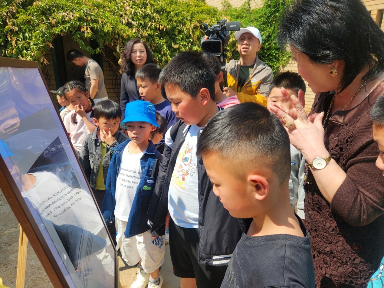 海外華裔青少年專注于圖片展 。非洲華文教育基金會中文學校供圖