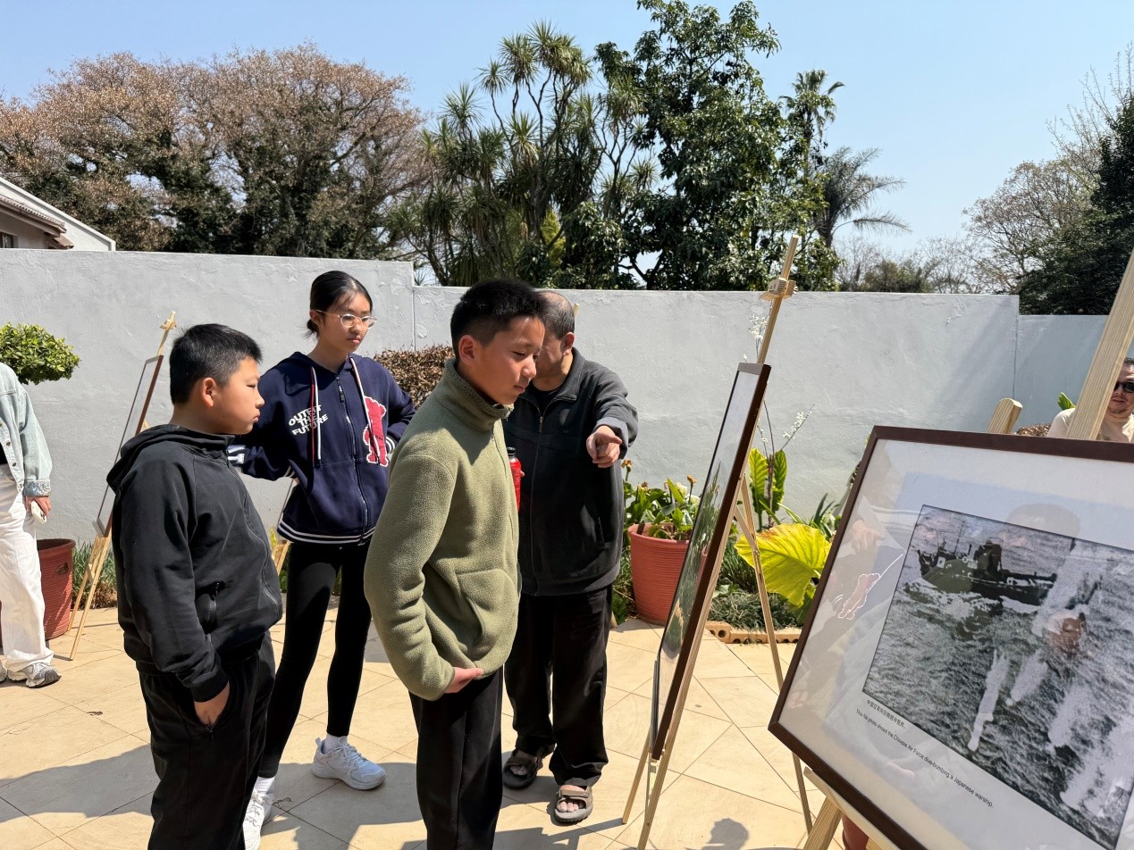 海外華裔青少年專注于圖片展 。非洲華文教育基金會中文學校供圖