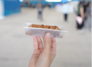 麻花“帶路”            峰會期間，多名外國媒體記者品嘗了天津傳統(tǒng)小吃“麻花”。