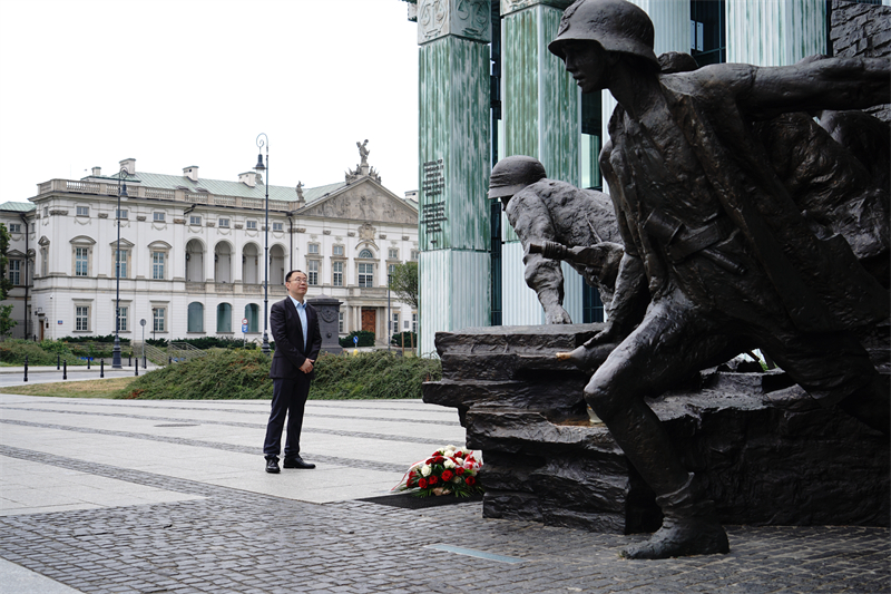 中國駐波蘭大使盧山瞻仰華沙起義紀(jì)念碑。中國駐波蘭大使館供圖