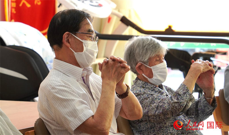 在日本的一家養(yǎng)老機構(gòu)，清野明（左）和若生豐美（右）正在一起做手指操。人民網(wǎng) 許可攝