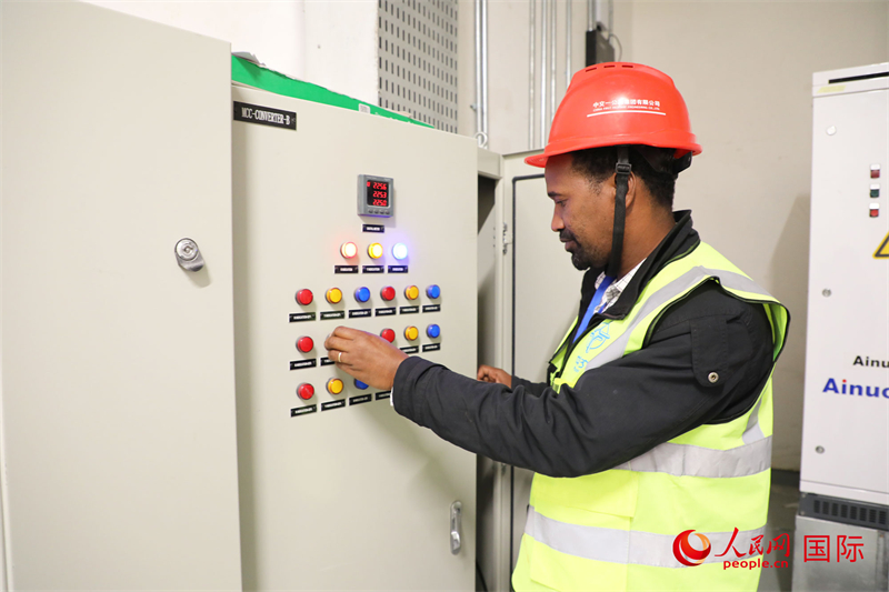 埃塞本地員工托馬斯在維修機庫內檢測設備。人民網(wǎng)記者 沈小曉攝