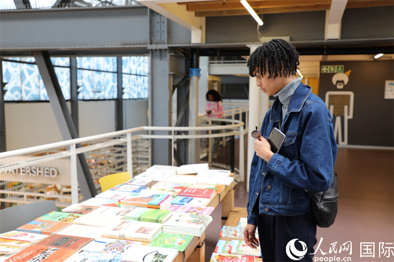 圖為觀眾在書展現(xiàn)場(chǎng)參觀中國(guó)主題圖書。人民網(wǎng)記者 戴楷然攝