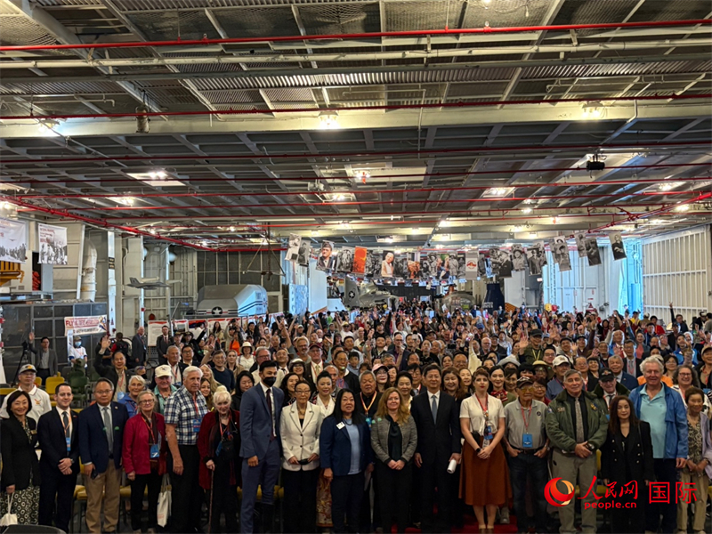 與會人士起立合影并高唱中美兩國國歌。人民網(wǎng)記者 鄧圩攝