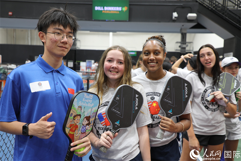 2、在活動中，中美青少年結(jié)下了友誼。 人民網(wǎng)記者 李志偉攝