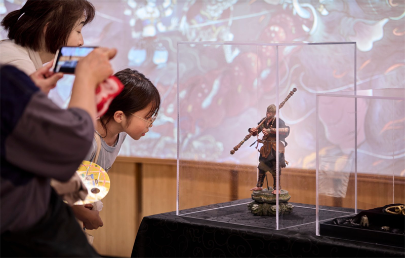 《黑神話：悟空》手辦吸引眾多參觀游客拍照留念。中國貿(mào)促會供圖