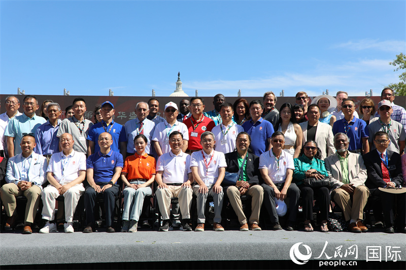 2、第二十三屆華盛頓中國(guó)文化節(jié)華盛頓市中心舉行。圖為到場(chǎng)嘉賓合影。 人民網(wǎng)記者 李志偉攝