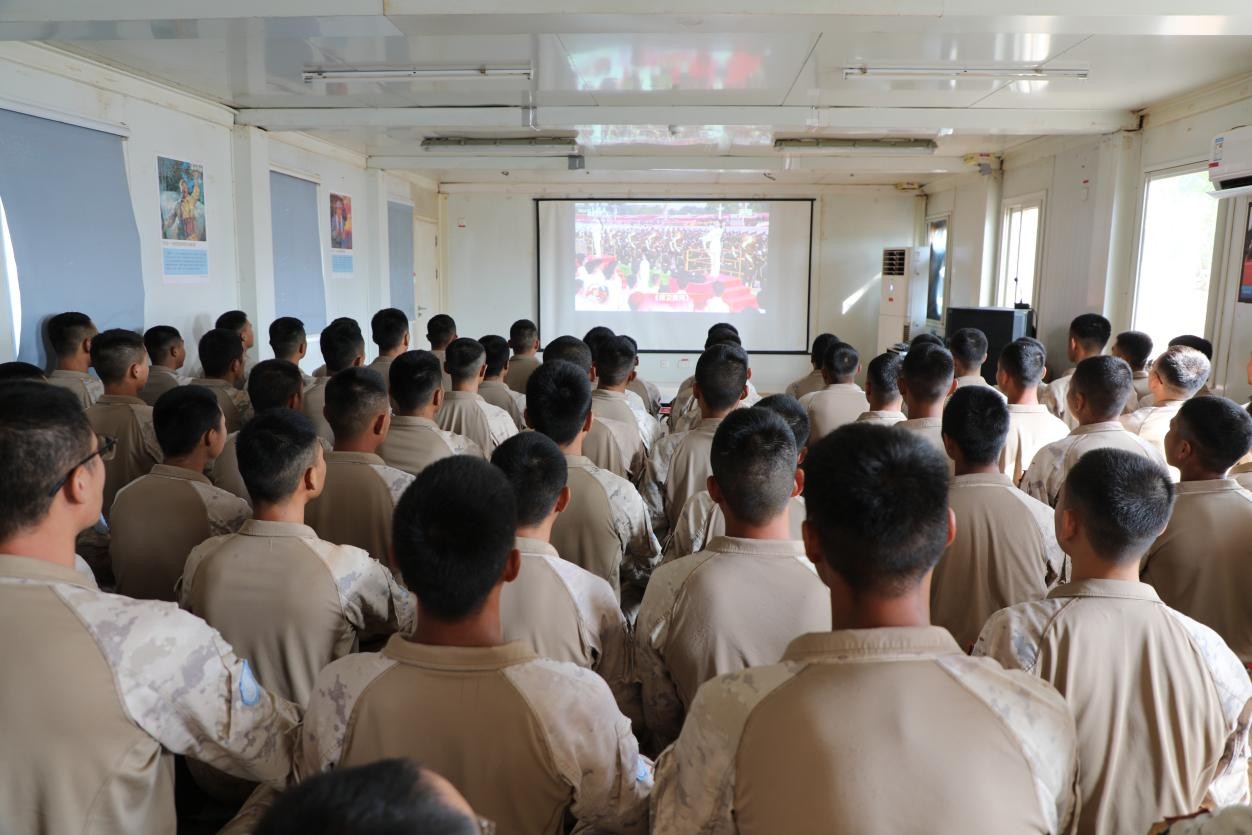 維和官兵收聽收看紀(jì)念中國(guó)人民抗日戰(zhàn)爭(zhēng)暨世界反法西斯戰(zhàn)爭(zhēng)勝利80周年大會(huì)。中國(guó)第15批赴南蘇丹（瓦烏）維和工兵分隊(duì)供圖