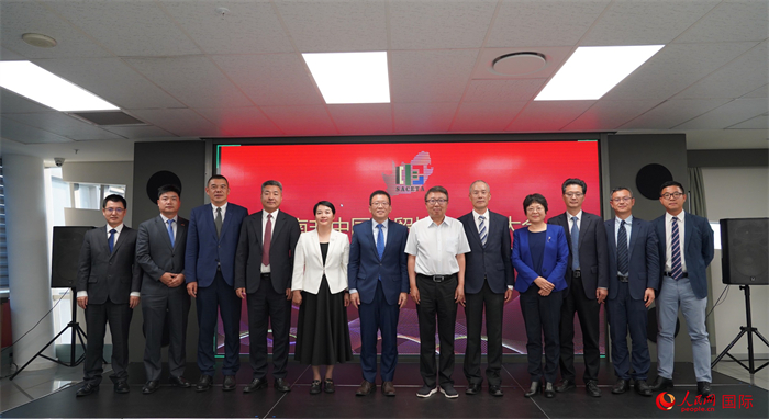 南中經(jīng)貿(mào)協(xié)會(huì)第七屆理事會(huì)主要崗位成員與中國(guó)駐南非大使吳鵬、中國(guó)駐南非大使館經(jīng)濟(jì)商務(wù)公使銜參贊劉峪合影。人民網(wǎng) 劉暢攝