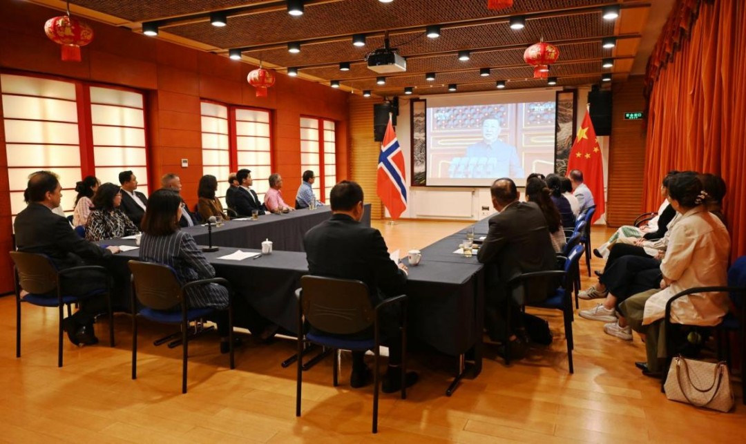 與會(huì)代表收看紀(jì)念大會(huì)盛況。中國(guó)駐挪威大使館供圖