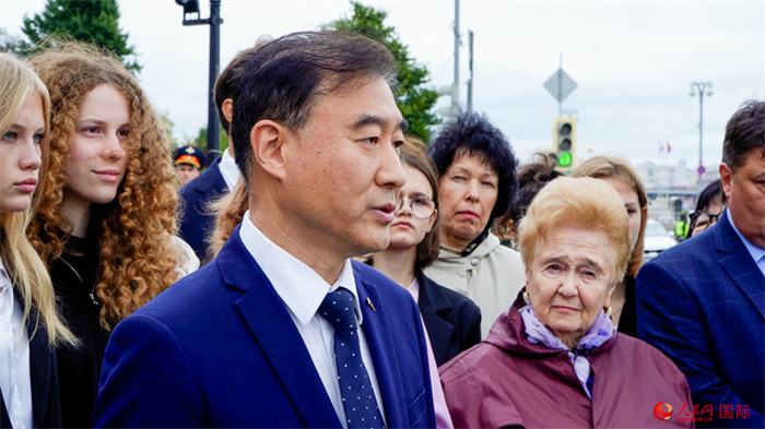 9月3日中午12時(shí)，中國(guó)駐俄羅斯大使館臨時(shí)代辦張偉在俄國(guó)防部大樓正門(mén)處為亞歷山大·米哈伊洛維奇·華西列夫斯基元帥的紀(jì)念碑敬獻(xiàn)鮮花并講話。實(shí)習(xí)生 謝六點(diǎn)攝