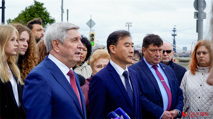 9月3日中午12時(shí)，俄羅斯國(guó)家杜馬第一副主席梅利尼科夫在俄國(guó)防部大樓正門(mén)處為亞歷山大·米哈伊洛維奇·華西列夫斯基元帥的紀(jì)念碑敬獻(xiàn)鮮花并講話。實(shí)習(xí)生 謝六點(diǎn)攝