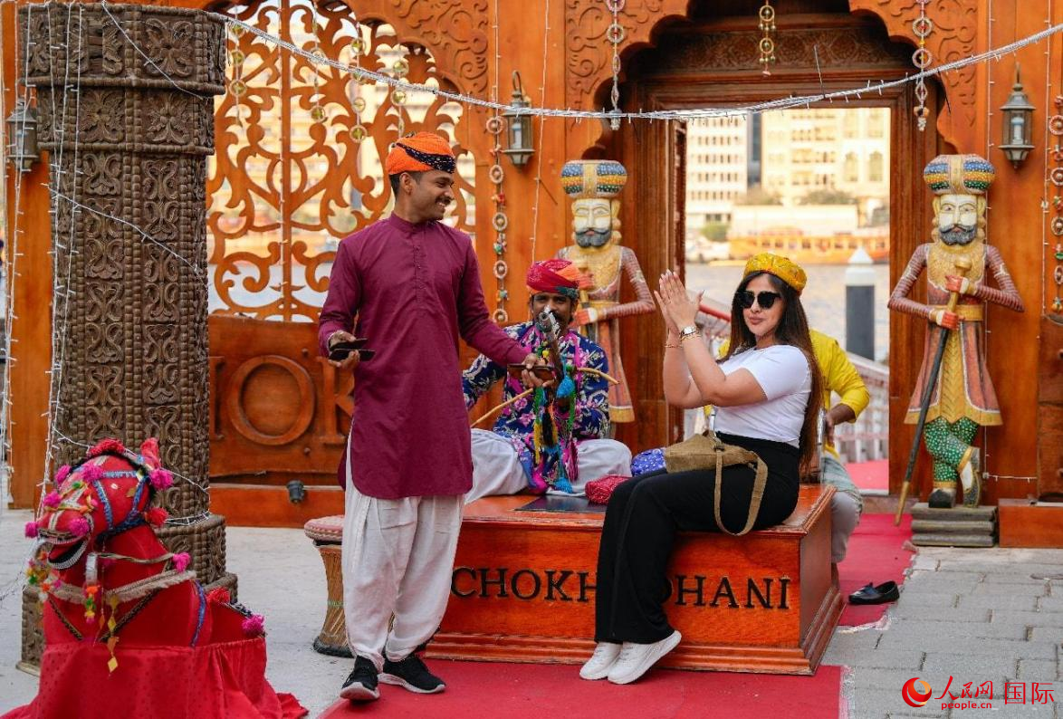 一名游客在參與互動。人民網(wǎng) 塔里克·易卜拉欣攝