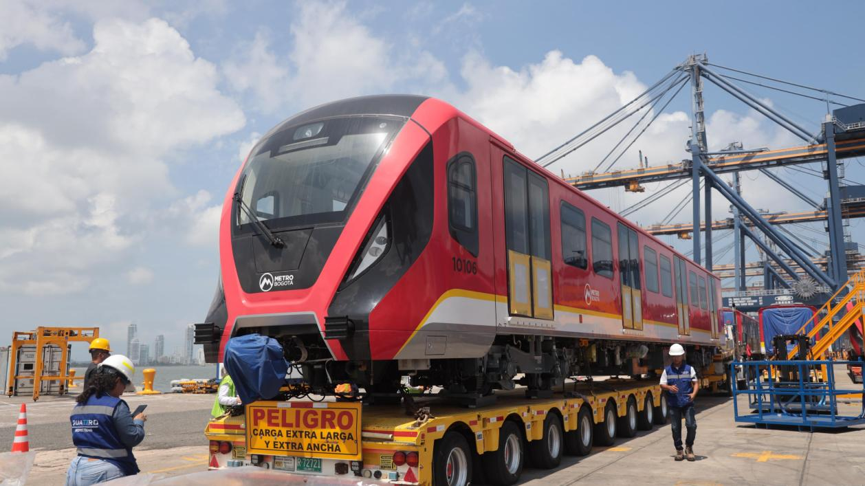 當?shù)貢r間9月2日，由中國港灣工程有限責任公司承建的波哥大地鐵一號線項目首列6輛編組車輛抵達哥倫比亞卡塔赫納港。 中國港灣工程有限責任公司供圖