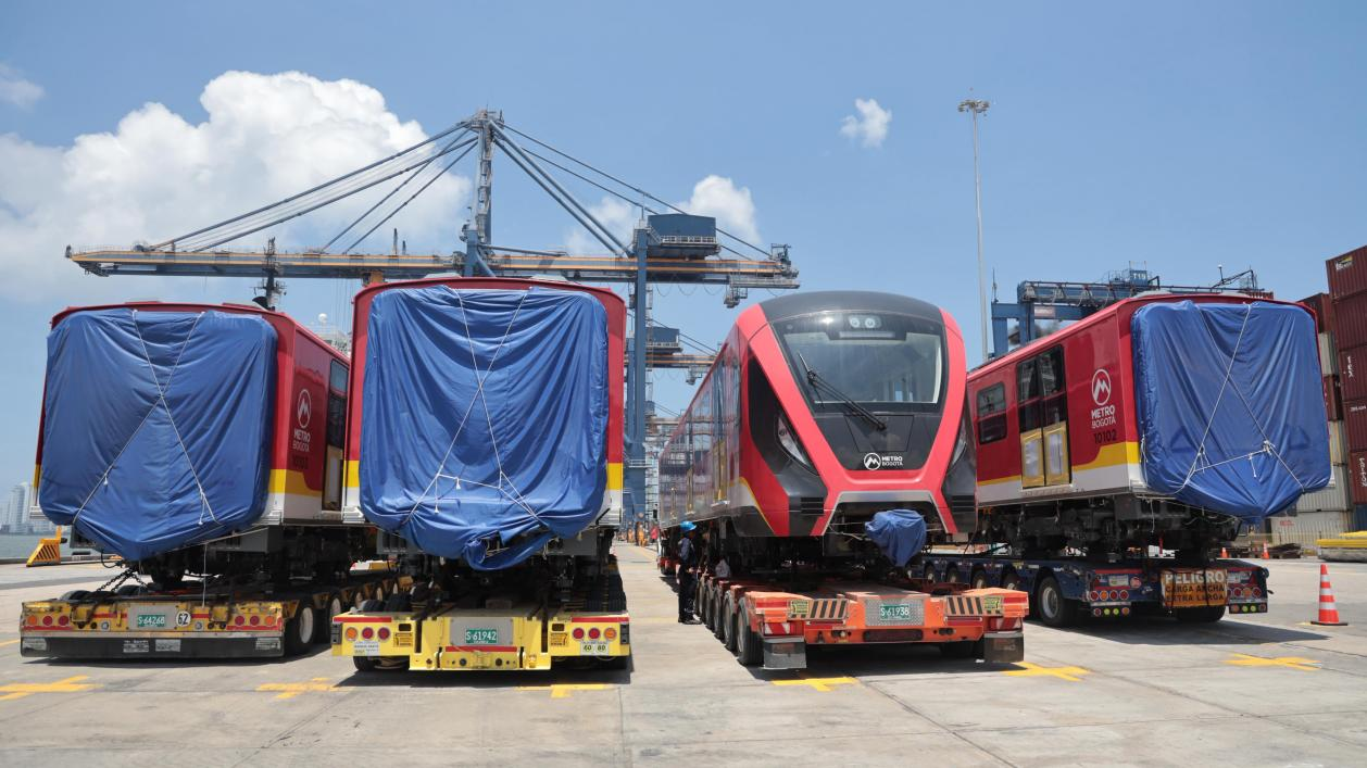 當?shù)貢r間9月2日，由中國港灣工程有限責任公司承建的波哥大地鐵一號線項目首列6輛編組車輛抵達哥倫比亞卡塔赫納港。 中國港灣工程有限責任公司供圖