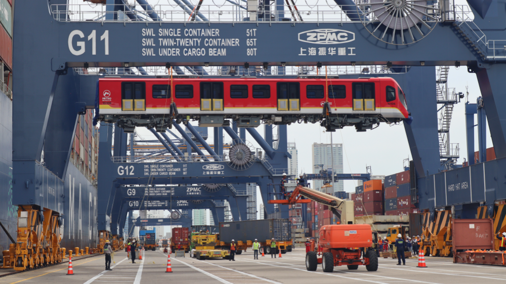 當?shù)貢r間9月2日，由中國港灣工程有限責任公司承建的波哥大地鐵一號線項目首列6輛編組車輛抵達哥倫比亞卡塔赫納港。 中國港灣工程有限責任公司供圖