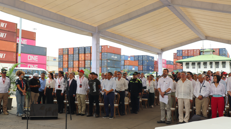 中國駐哥倫比亞大使朱京陽、波哥大市長卡洛斯·加蘭等到場迎接并出席接車儀式。 中國港灣工程有限責任公司供圖