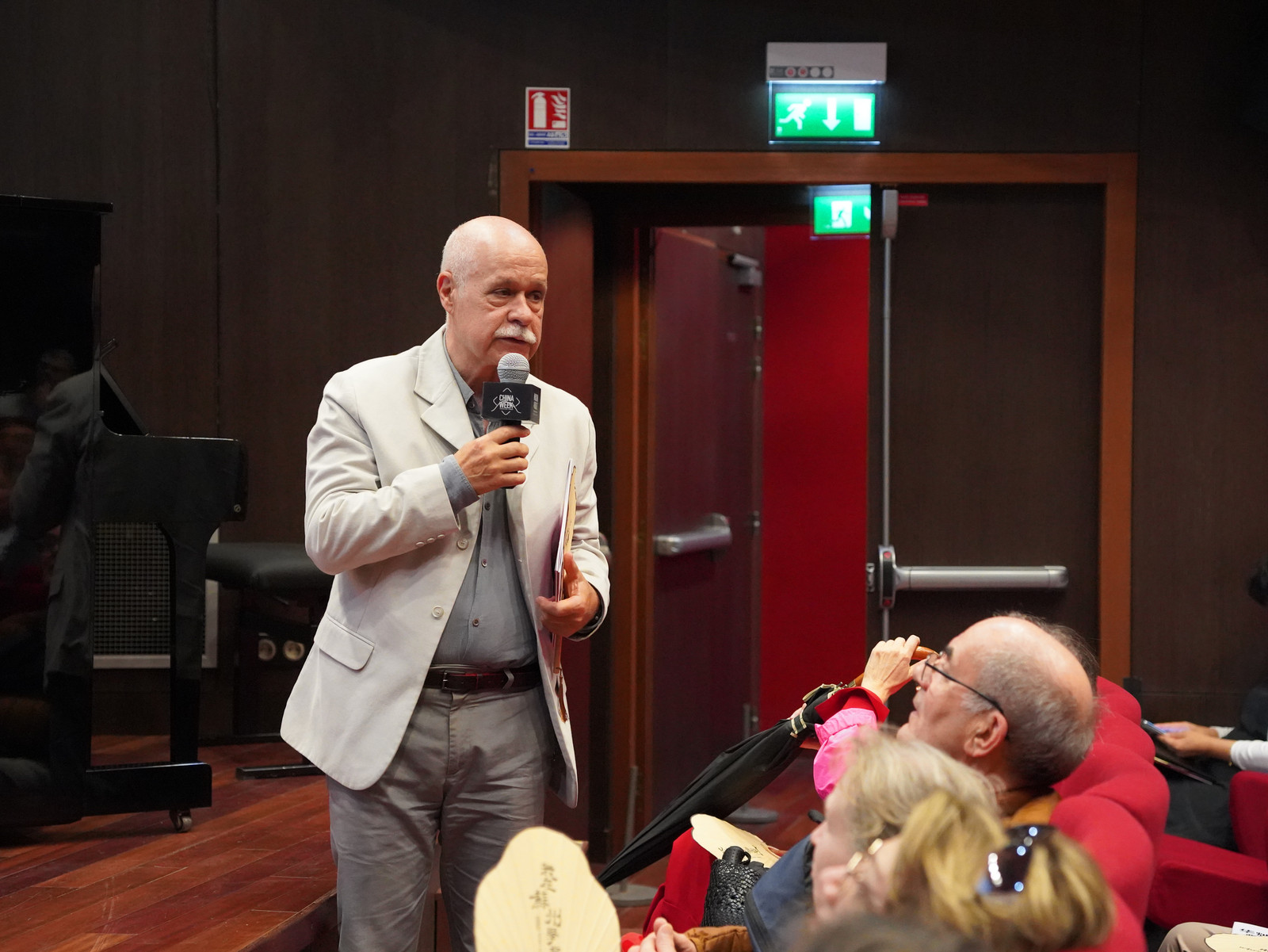 國際藝術評論家協(xié)會總秘書長、巴黎中國設計中心榮譽主席馬克·帕爾杜什現(xiàn)場推介“萊澤生態(tài)藝術節(jié)”。主辦方供圖