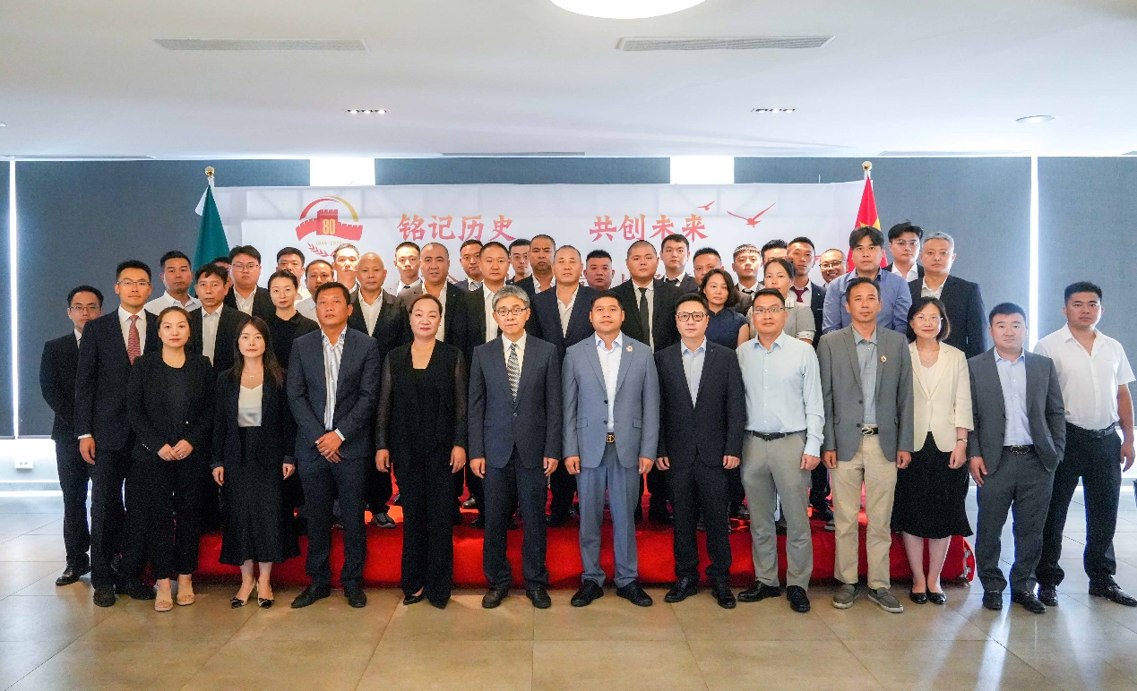 圖為參加座談會的嘉賓合影。中國駐塞內(nèi)加爾大使館供圖