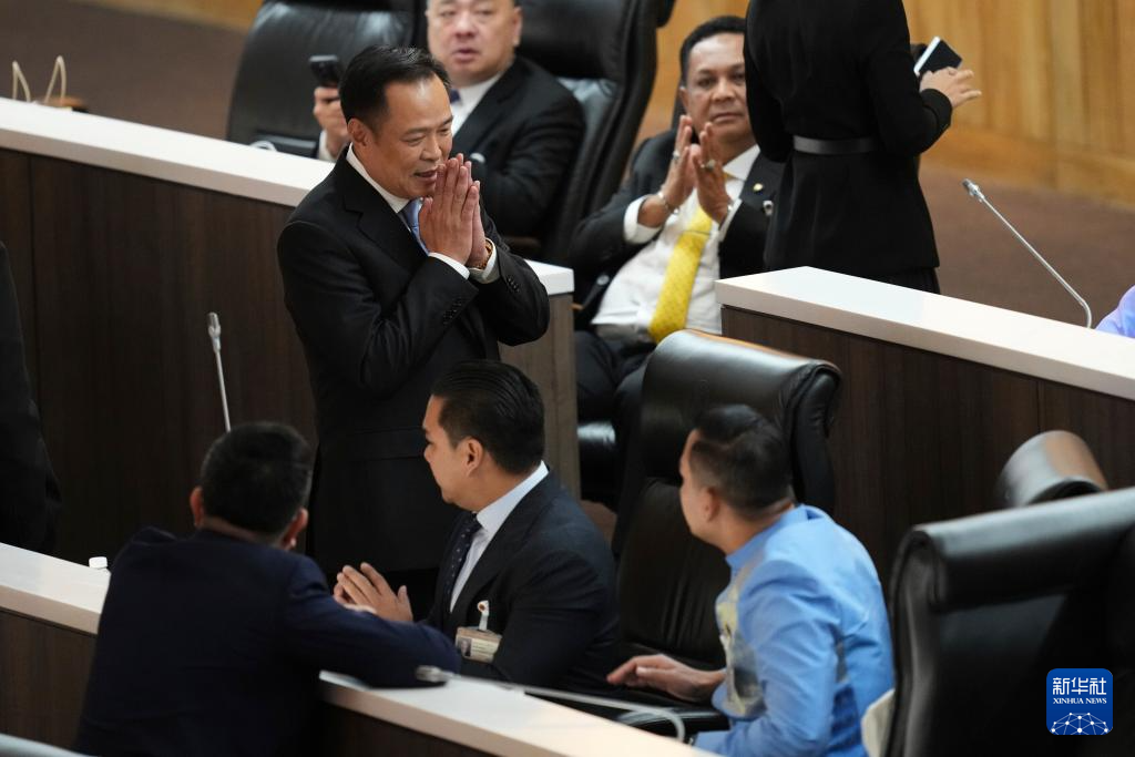 9月5日，在泰國曼谷，阿努廷（中）當(dāng)選泰國新總理。新華社/美聯(lián)