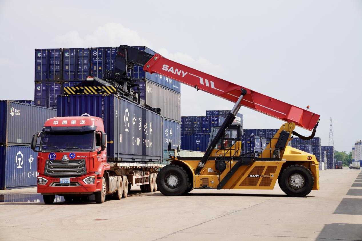 起重機(jī)在中老鐵路萬(wàn)象南站作業(yè)。老中鐵路有限公司供圖