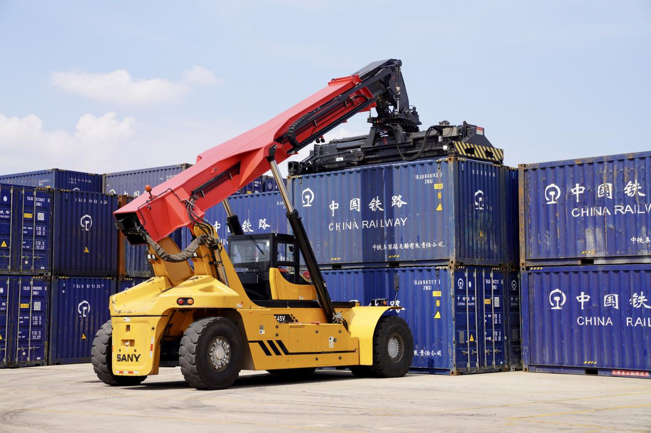 起重機(jī)在中老鐵路萬(wàn)象南站作業(yè)。老中鐵路有限公司供圖