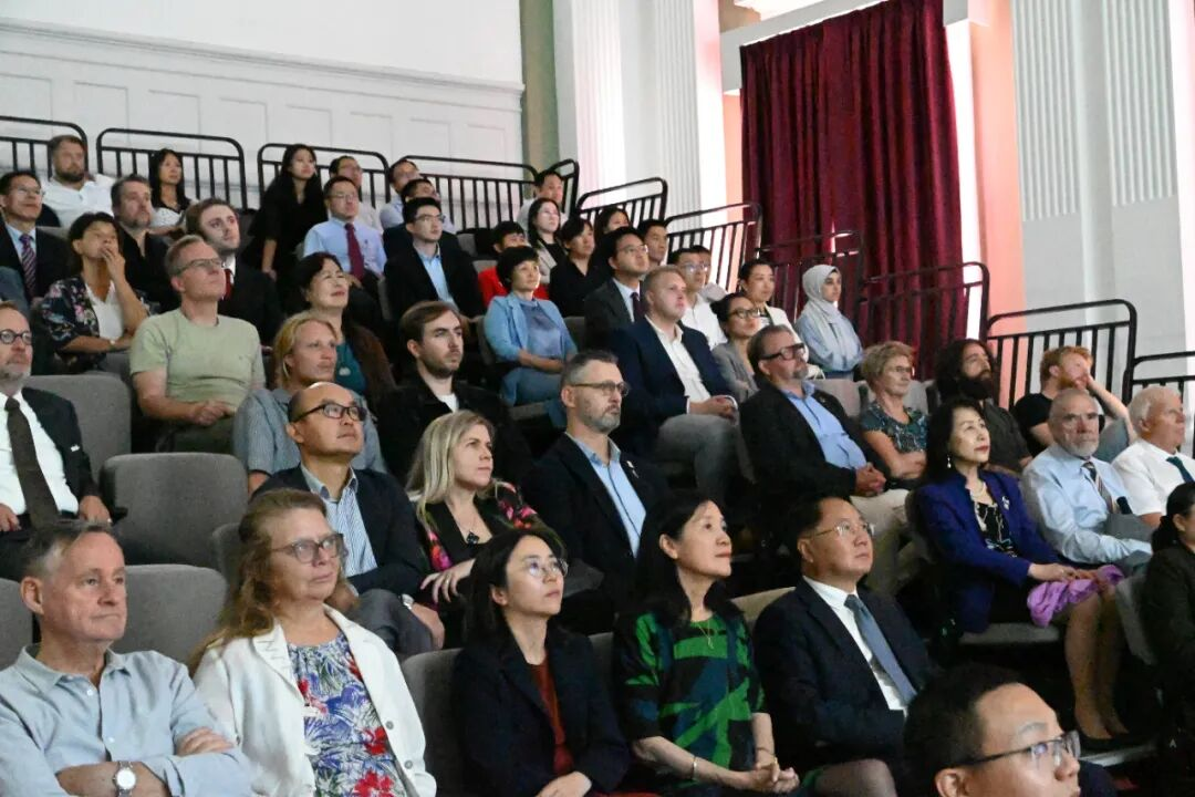 來(lái)賓們觀看紀(jì)錄片《里斯本丸沉沒(méi)》。中國(guó)駐丹麥大使館供圖