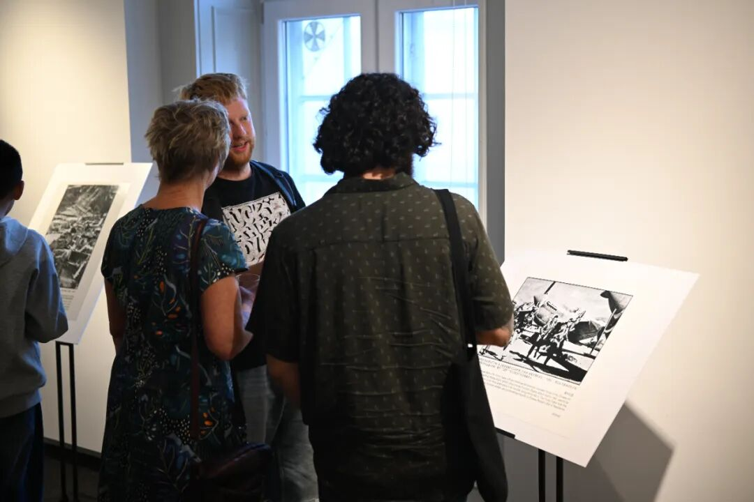 來(lái)賓觀看中國(guó)人民抗日戰(zhàn)爭(zhēng)主題圖片展。中國(guó)駐丹麥大使館供圖