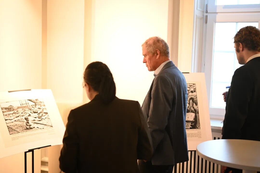 來(lái)賓觀看中國(guó)人民抗日戰(zhàn)爭(zhēng)主題圖片展。中國(guó)駐丹麥大使館供圖